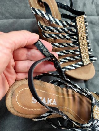 Sandalias negras y doradas con pedrería