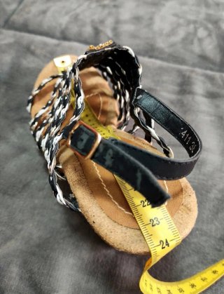 Sandalias negras y doradas con pedrería