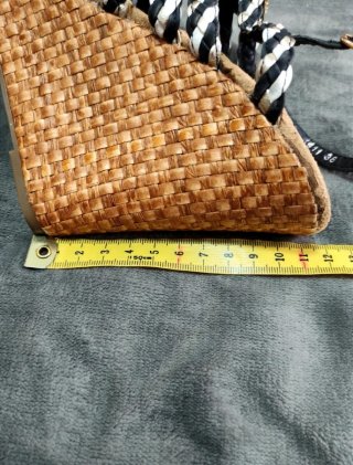 Sandalias negras y doradas con pedrería