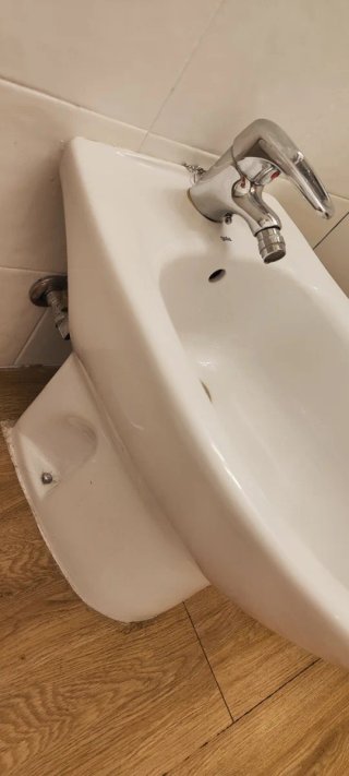 Bidé marca Gala de porcelana blanca.