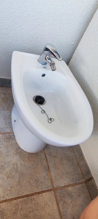 Bidé marca Gala de porcelana blanca.
