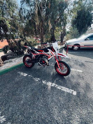 Rieju Supermotard Roja y Blanca