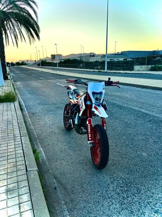 Rieju Supermotard Roja y Blanca