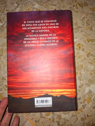 Bajo un cielo escarlata