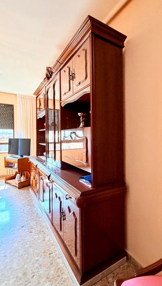 Se vende seis sillas, mesa y mueble de salon