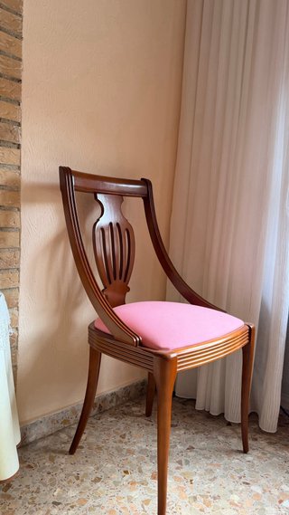 Se vende seis sillas, mesa y mueble de salon