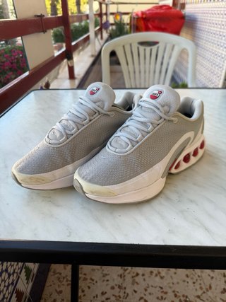 Nike Air Max DN Grises y Rojas