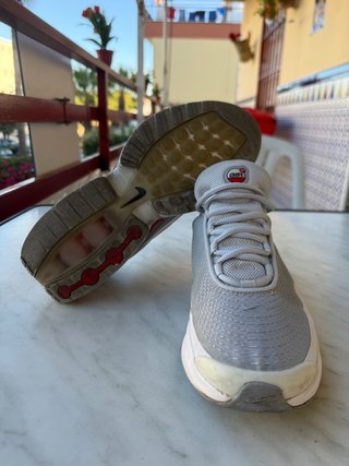 Nike Air Max DN Grises y Rojas