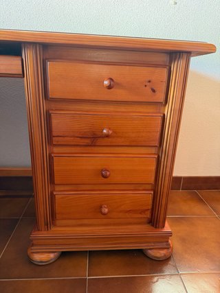 Escritorio de madera con cajones