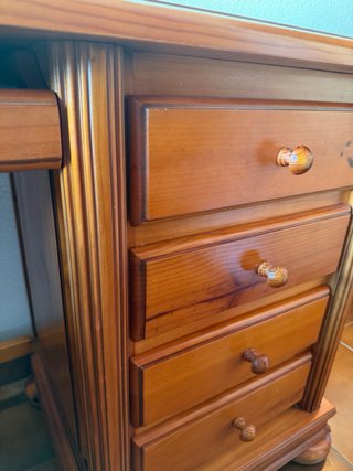 Escritorio de madera con cajones
