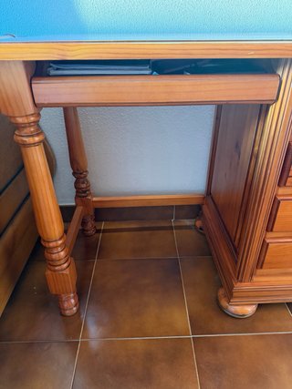 Escritorio de madera con cajones