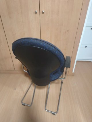 Silla de oficina azul y negra