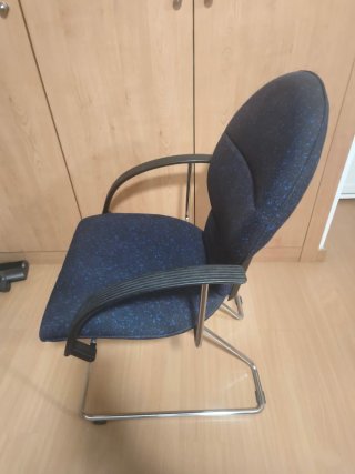 Silla de oficina azul y negra