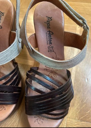 Sandalias de plataforma negras y beige