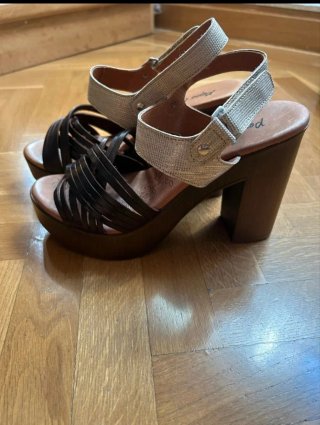 Sandalias de plataforma negras y beige