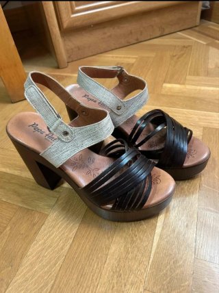 Sandalias de plataforma negras y beige