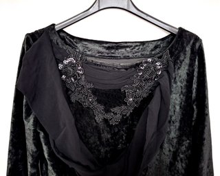 Maglia vintage con scollo ricamato