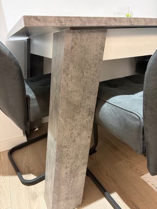 Mesa extensible hasta 1,80m y 4 sillas comedor