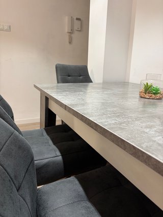 Mesa extensible hasta 1,80m y 4 sillas comedor