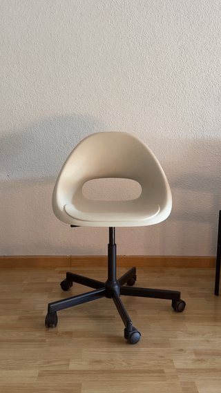 Silla de oficina giratoria beige y negra