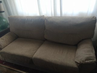 Par de sofás de 2 y 3 plazas beige.
