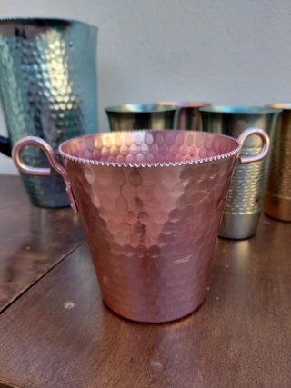 Caraffa e bicchieri antichi in metallo martellato