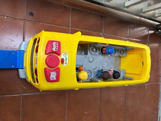 Autobús escolar Fisher-Price con figuras