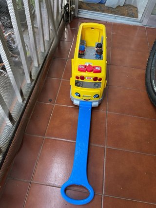 Autobús escolar Fisher-Price con figuras