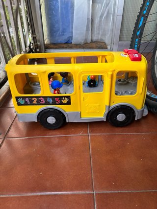 Autobús escolar Fisher-Price con figuras