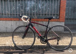 Bicicleta de carretera BH negra y roja
