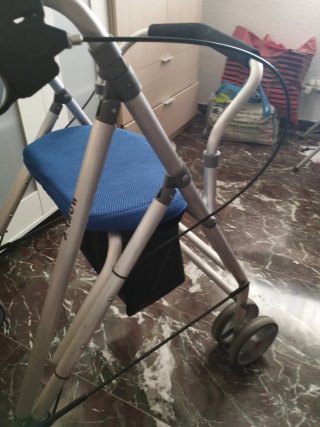 Andador con asiento y cesta