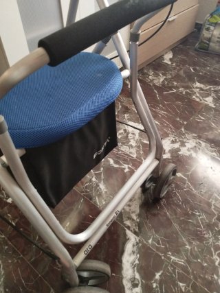 Andador con asiento y cesta