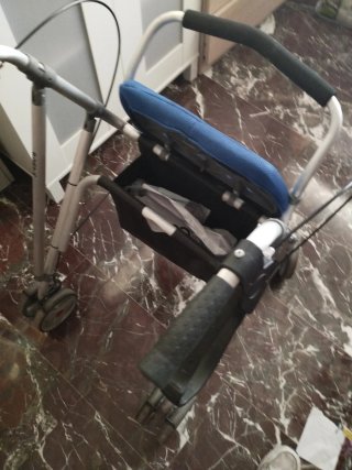 Andador con asiento y cesta