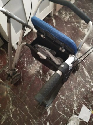 Andador con asiento y cesta