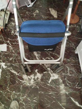 Andador con asiento y cesta