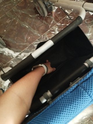 Andador con asiento y cesta