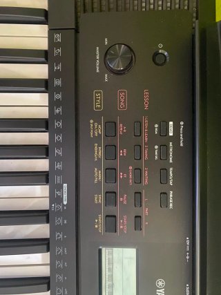 Teclado Piano Yamaha PSR-E273 con Soporte y Pedal