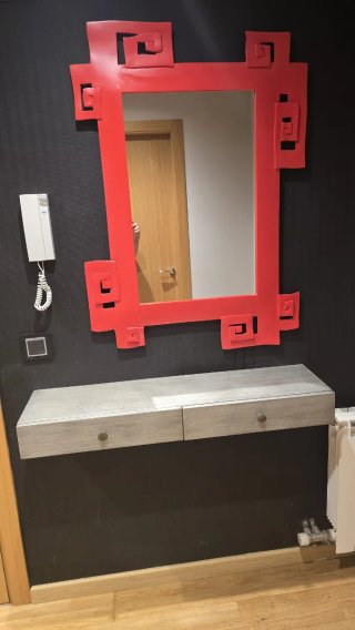 Espejo moderno rojo con 2 cajones