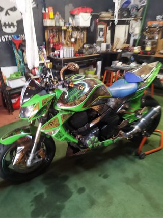 Se vende Kawasaki 1000z Naked Negra/Verde