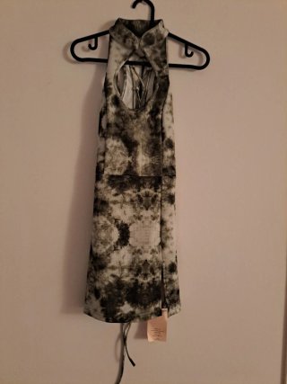 Vestido verde y blanco con abertura
