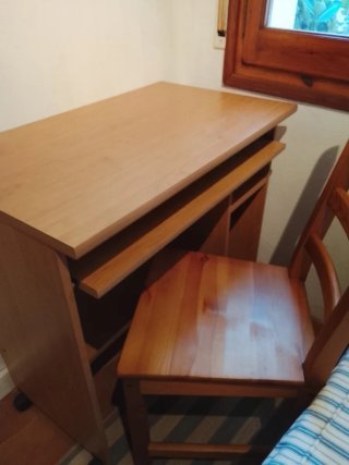 Scrivania in legno massello con sedia in regalo