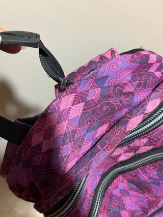 Mochila escolar morada con estampado