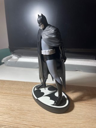 Statua Batman Black & White Mazzucchelli
