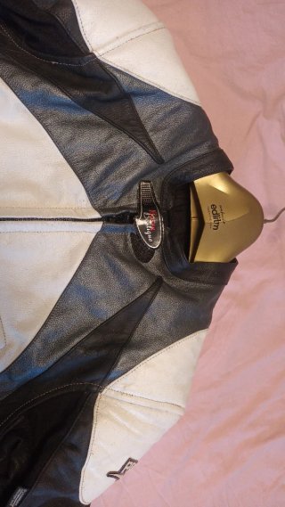 Chaqueta de moto cuero blanco y negro