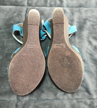 Sandalias celestes de tiras