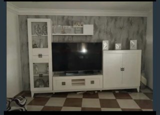 Mueble de salón blanco y gris