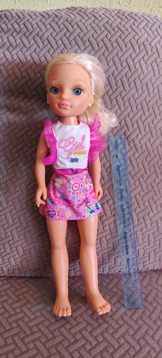 Muñeca Nansy con falda y camiseta rosa