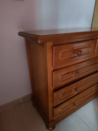 Cómoda de madera marrón