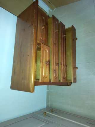 Cómoda de madera marrón