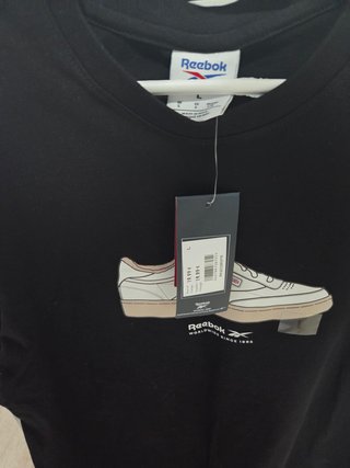 Camiseta Reebok Negra Estampado Zapatilla